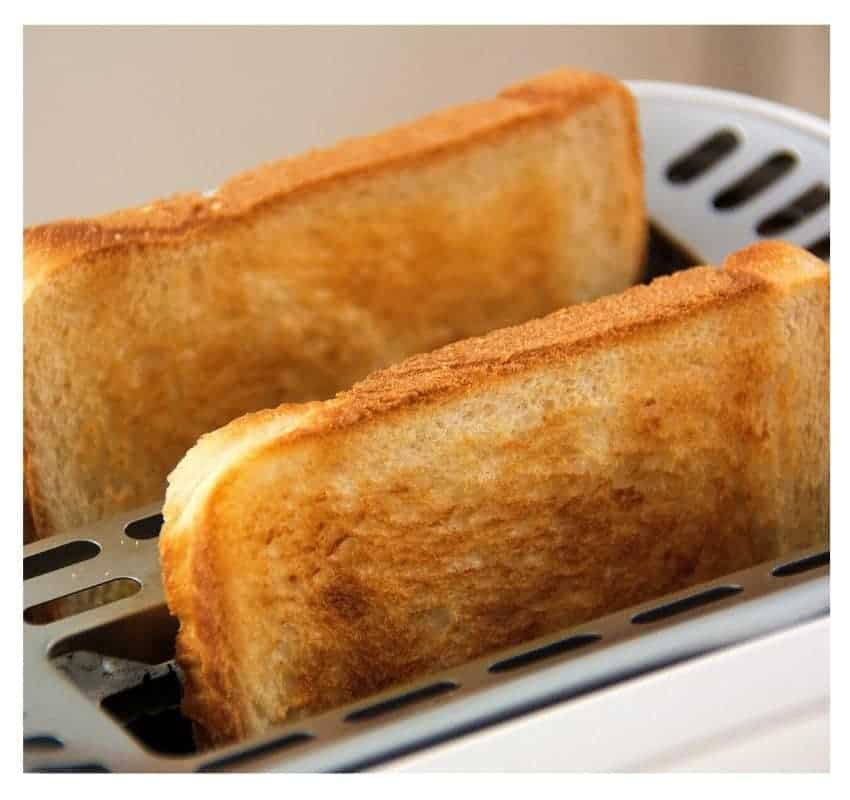 Toast where the effect of maillard reaction can be seen.